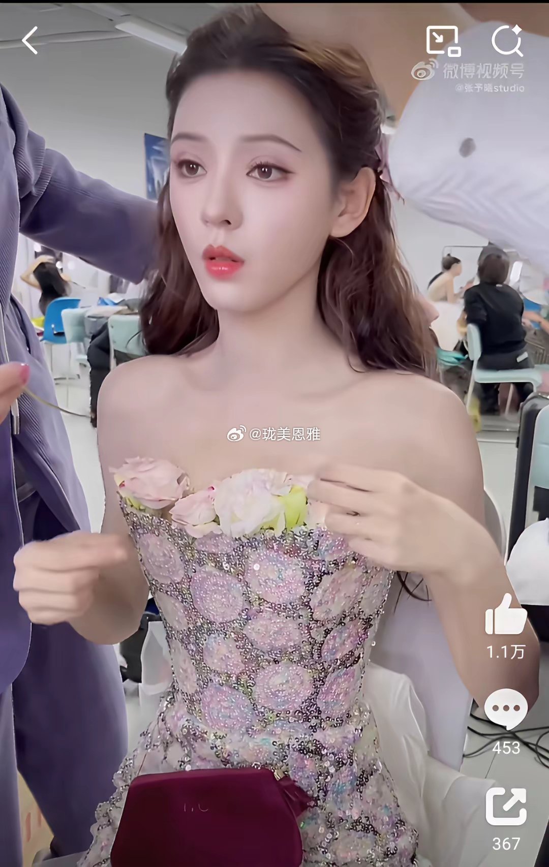 当主办方提供了礼服，演员又不得不穿时那就得赶紧想办法了！