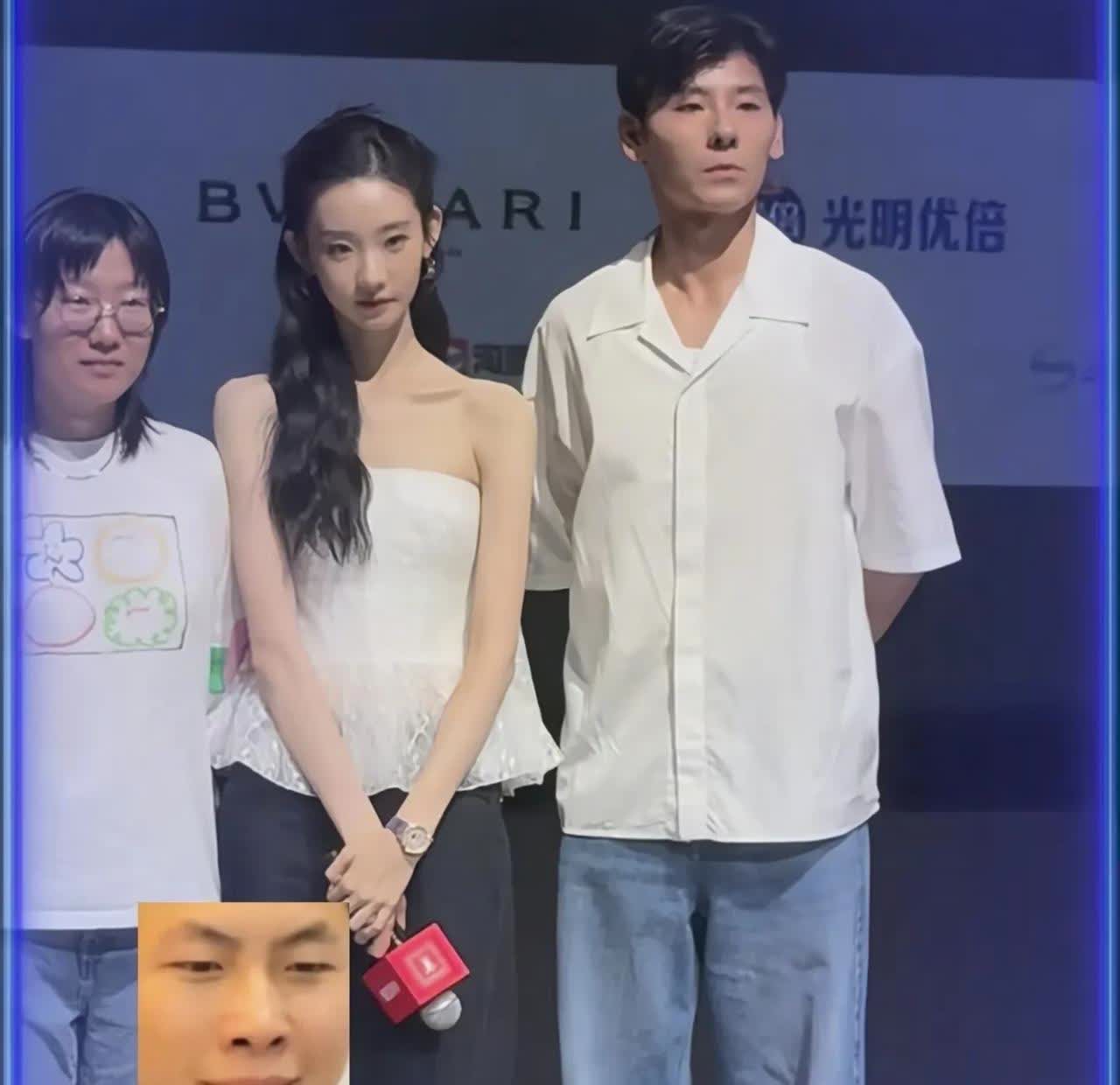 果然没有哪个男人，不在意自己的身高，就连蒋奇明也不例外，他拍照的时候垫脚，