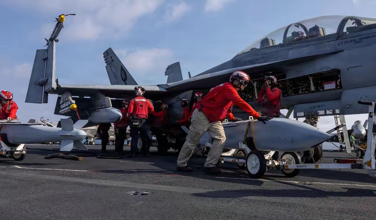 在“史诗狂怒”行动对伊朗目标发动空袭前，美国海军第41战斗攻击机中队的F/A-1