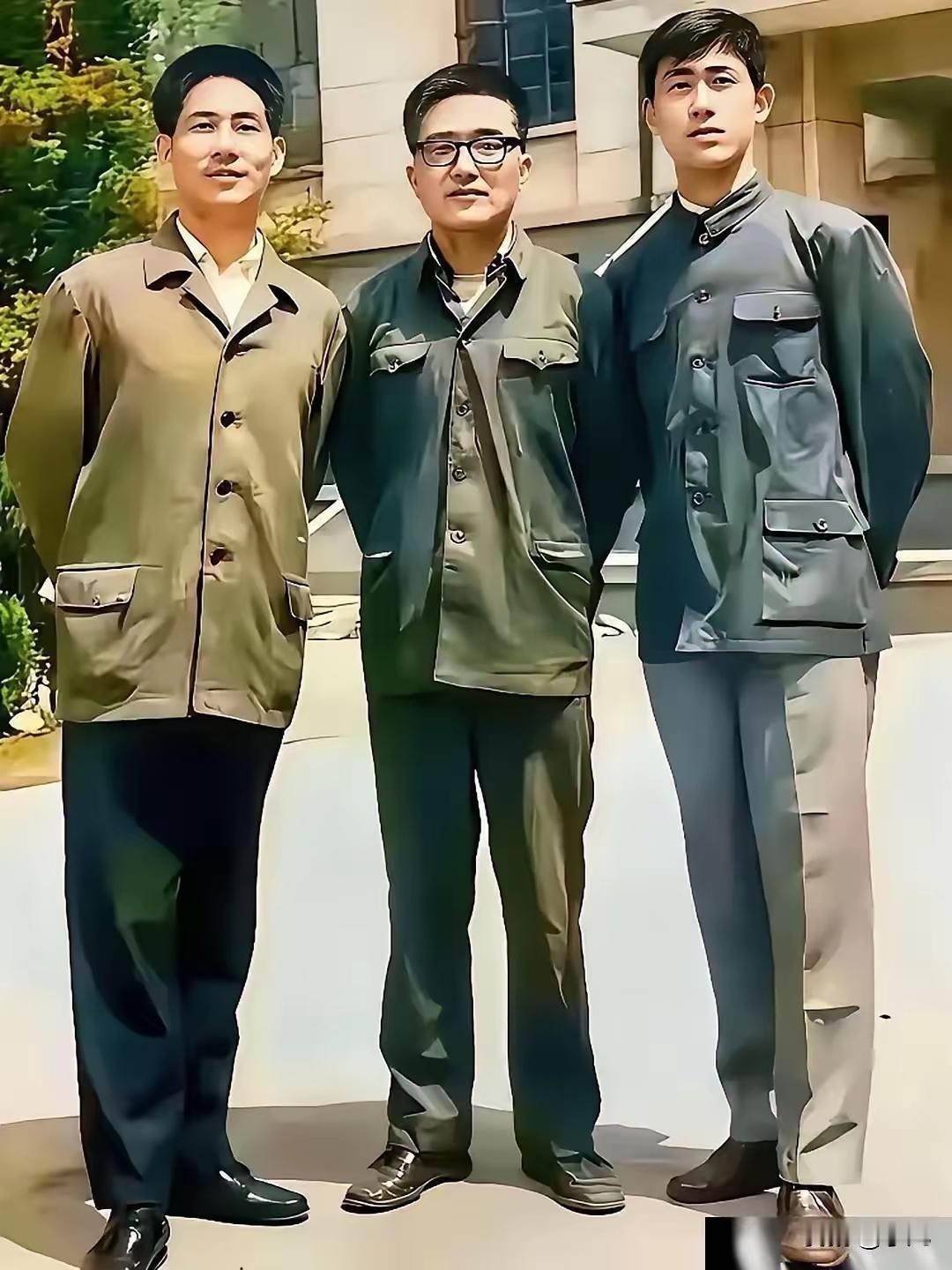 翻到许家印早年当车间主任的老合影，第一眼确实会被那股干练劲儿戳中，衣服板正整洁，
