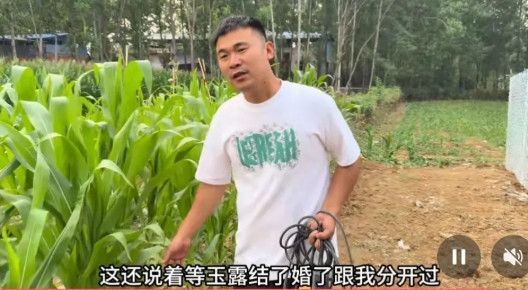 阿杜牢骚满腹觉得李佳不可思议，阿杜不知道李佳脑子里想干啥。阿杜应该心知肚明，揣