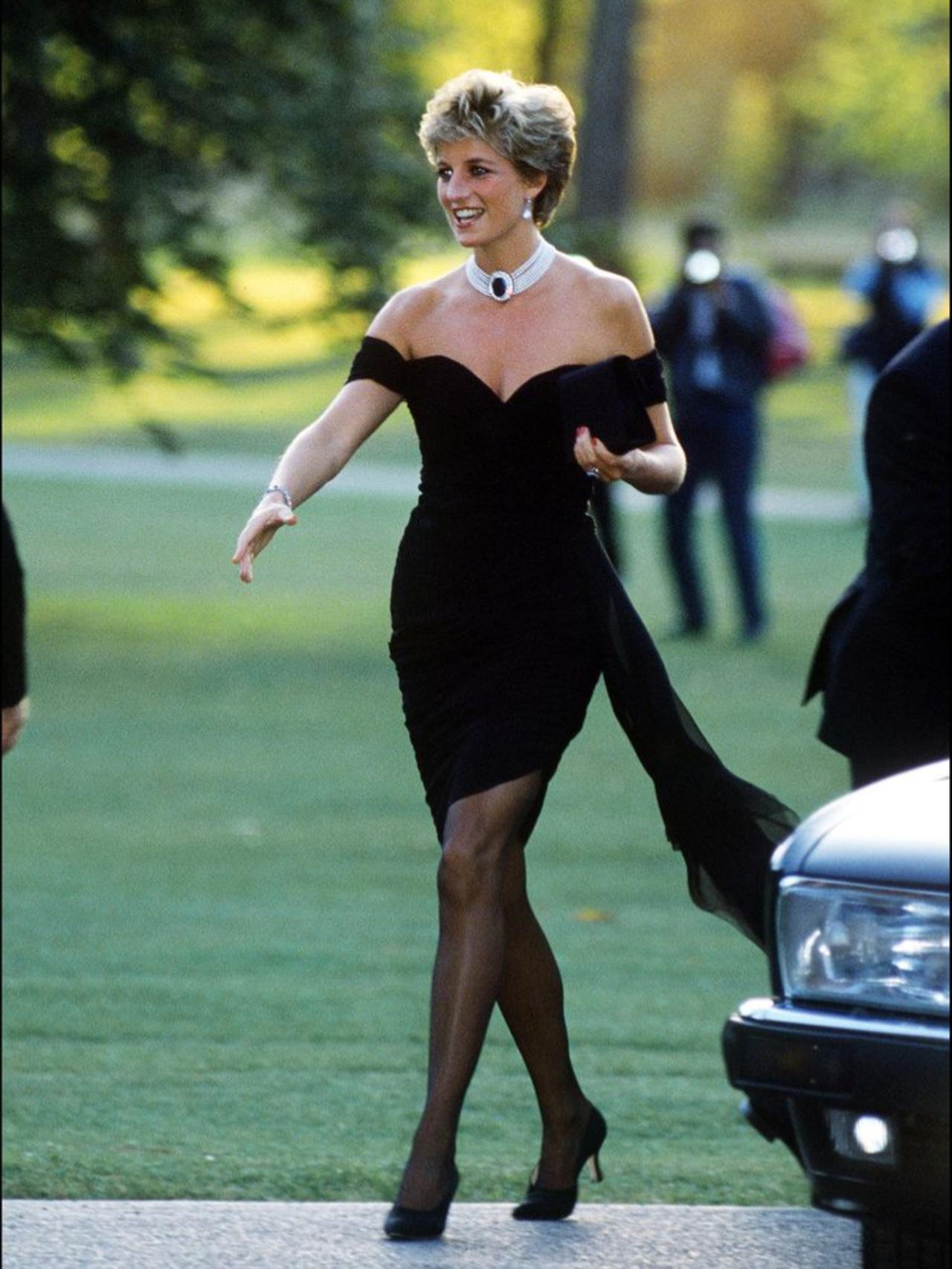 戴安娜王妃一条黑裙子，干翻了整个英国王室1994年6月29日，查尔斯王子刚在电