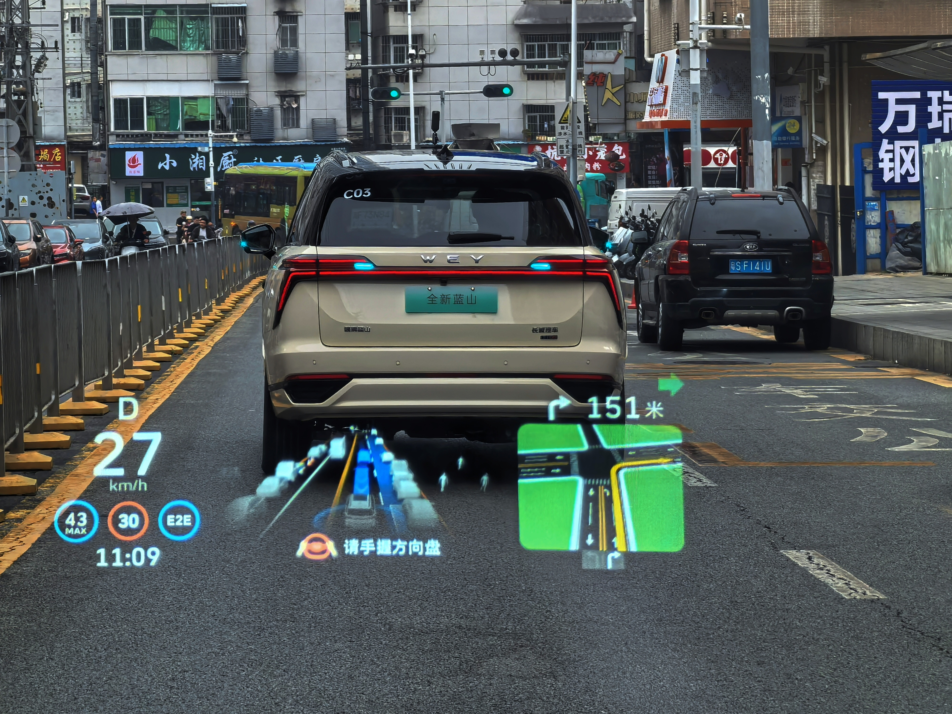 前边这台双色涂装的全新蓝山智能进阶版是不是挺好看的？有没有发现亮点？那个亮着的小