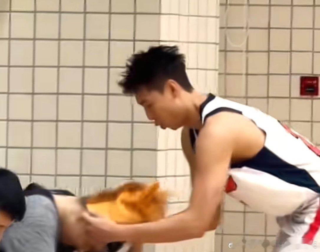 哈哈哈刷到崔永熙给杜润旺戴驴头面罩