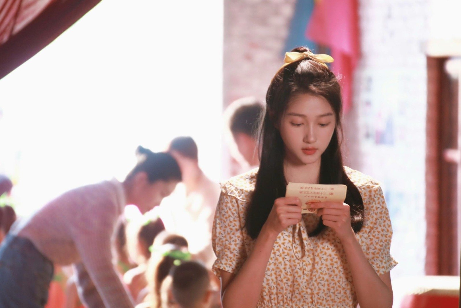 关晓彤岁月有情时关晓彤校服照谁的学生时代还没个白月光学姐了？关晓彤《岁月有情时》