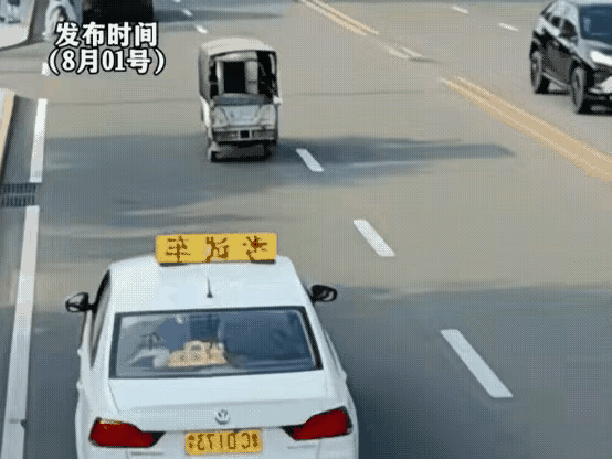 不用猜，就这一停，科三又挂了。又得重新考，考试费一次是两百叁，说这骑电动车的男子