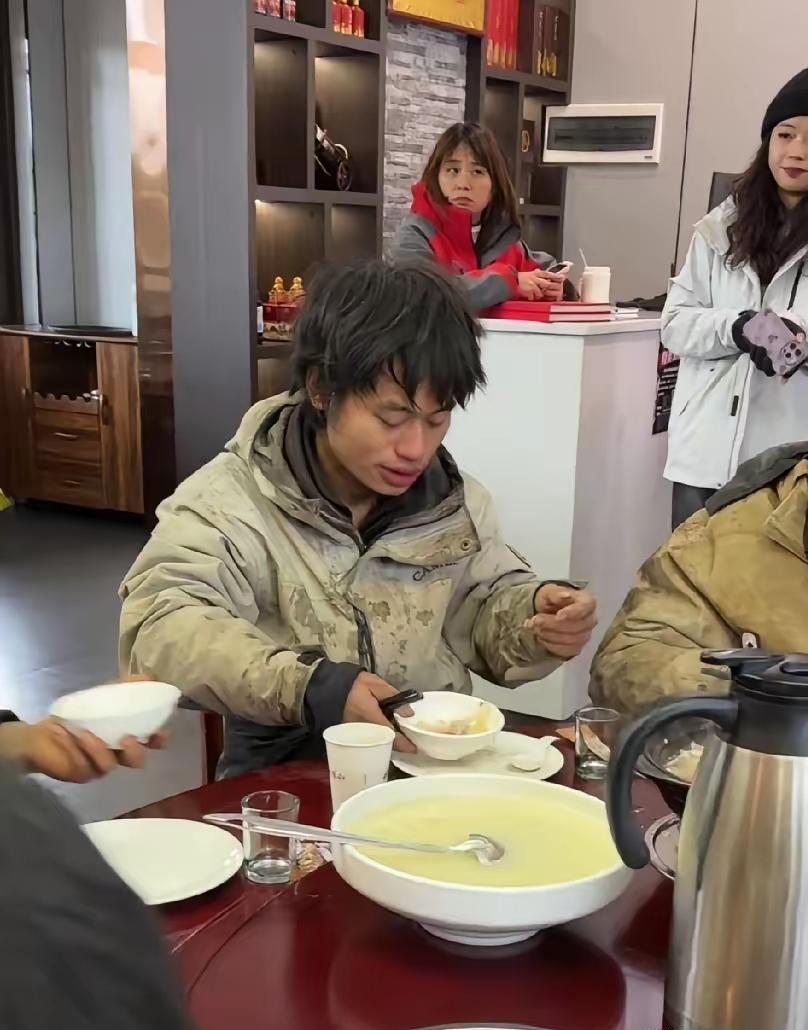 林北下山了，41天没碰热饭，先洗脸再吃饭。这操作，谁顶得住？野外生存不是闹着