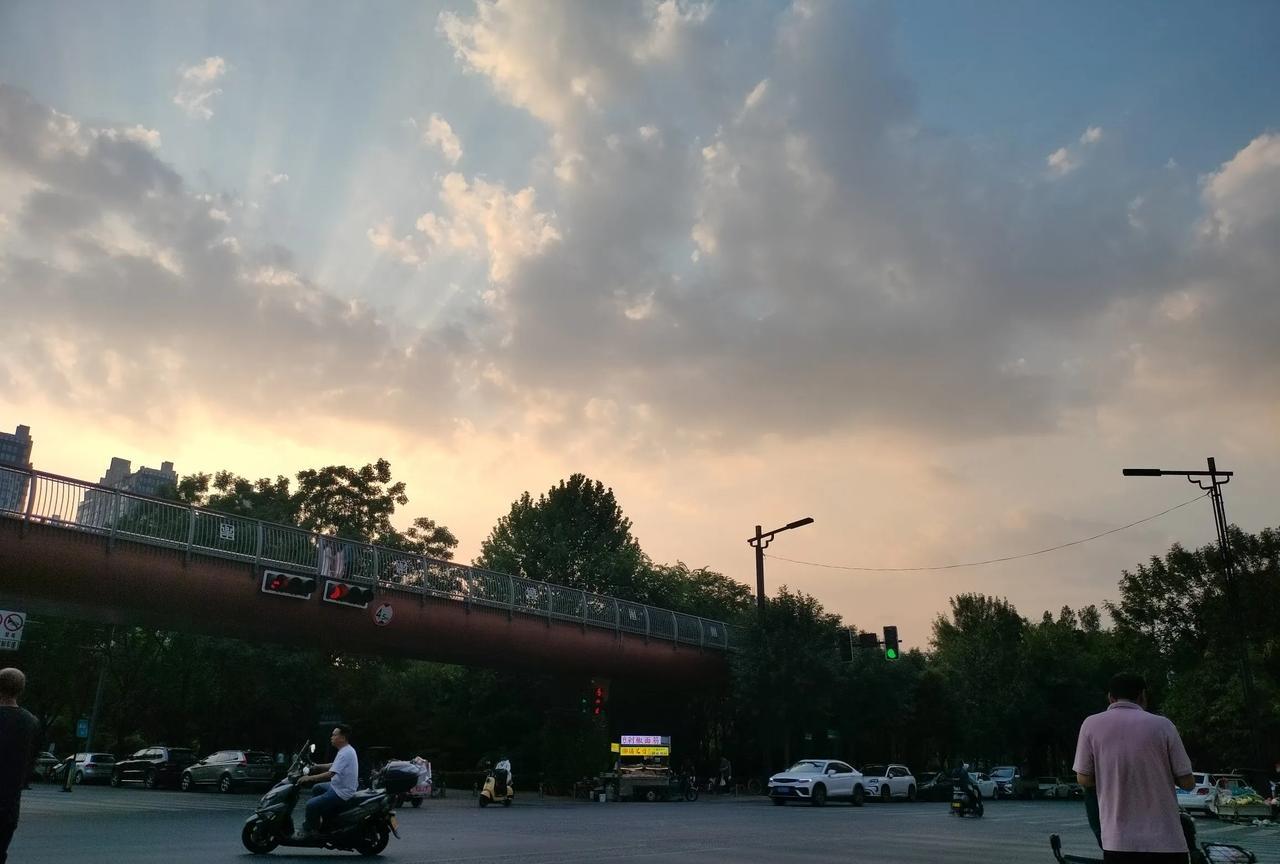 #一张图记录我家的天气情况#已经晚上七点钟了，洛阳街道上的行人还是零零星星，很