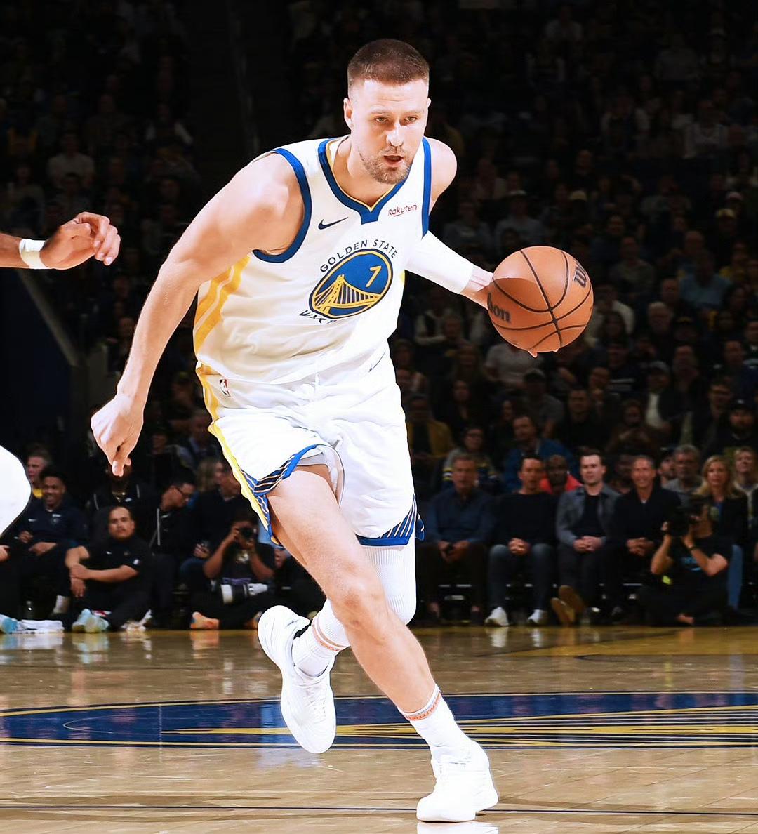 终于看清了！库明加和铂金不是一个档次的球员今天之前，铂金加盟勇士4战全败，库明