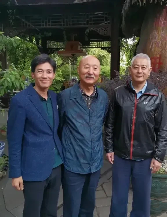 如果能把这3位都认出来，至少也得60岁以上。一眼就认出中间的陈佩斯，他不仅是著