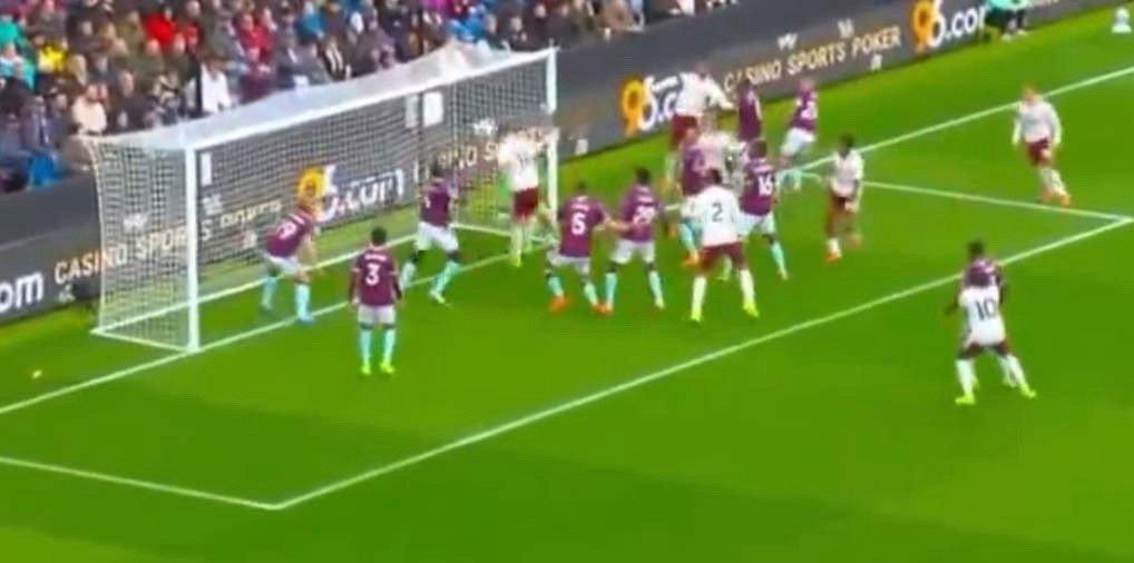 我去，阿森纳这角球真的是当点球踢呀。客场对阵伯恩利，第一个角球又进了。这以后各支