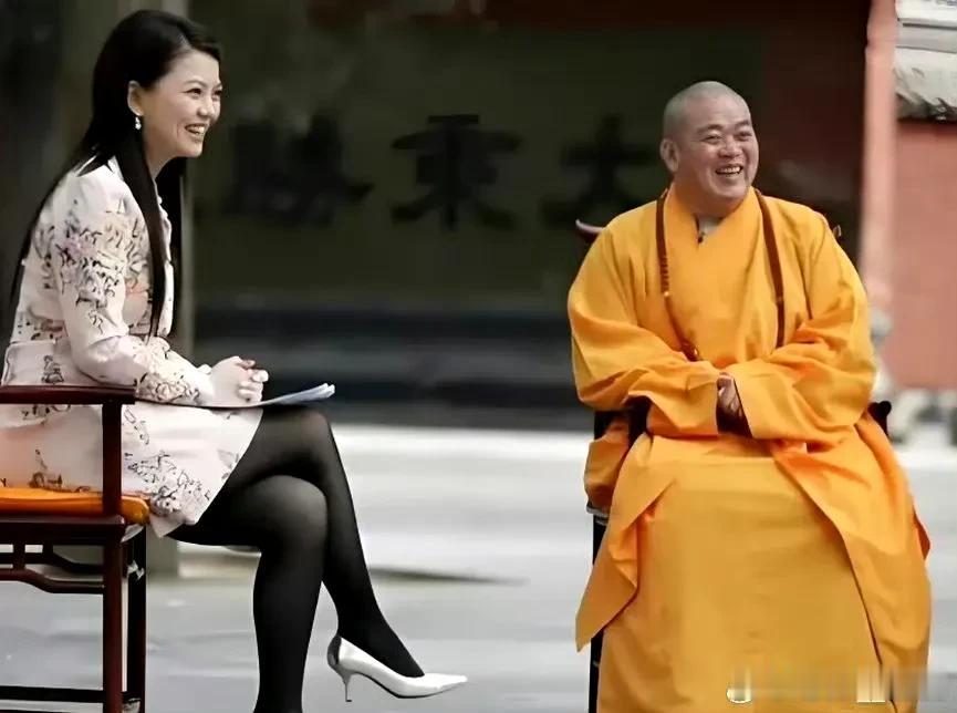李湘当年采访释永信的照片，也不知如今李湘再看会是何种心情。彼时，李湘身形苗条，