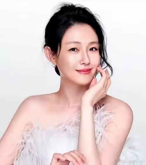 你说这事儿怪不怪？大S去世后，她代言的那个品牌还在用她的照片宣传，结果妹妹小S居