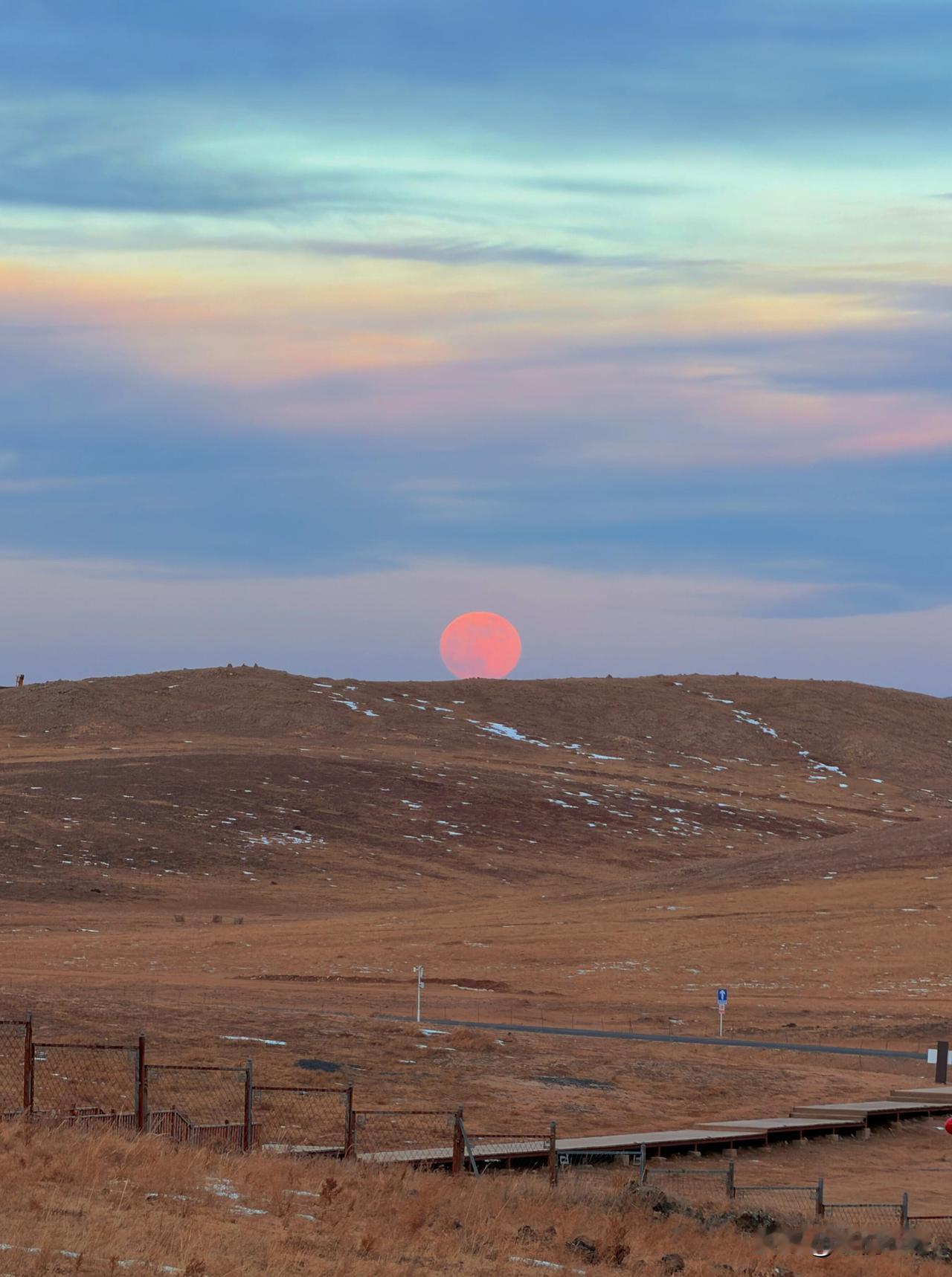 我的天啊！第一次在内蒙看月亮，超大的粉色超级大月亮也太绝了吧！在乌兰哈达