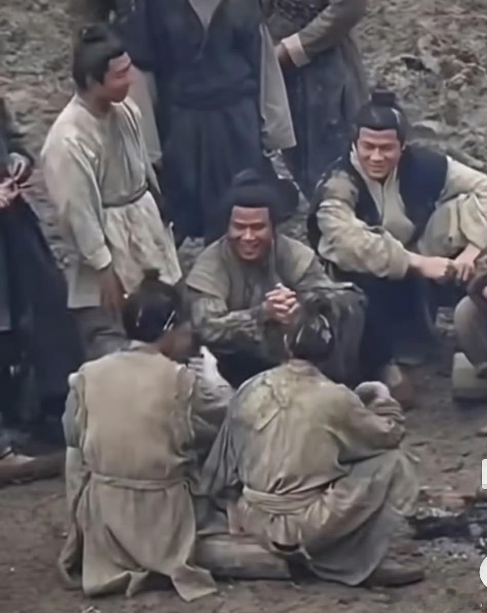 细节见人品！成毅对群演的暖心瞬间太圈粉真的会被成毅的温柔戳到！戏外互动小合