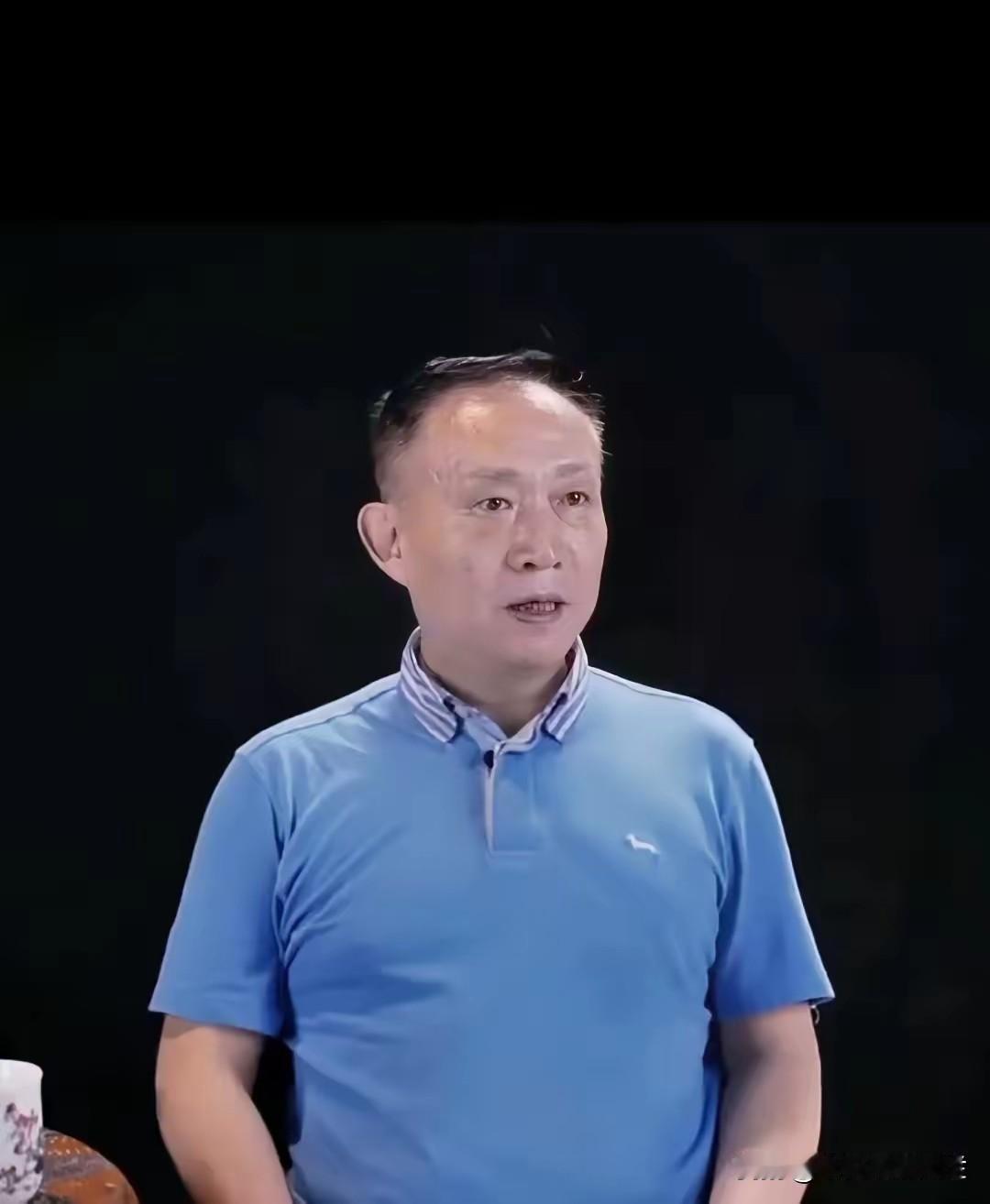 前两天看个群聊，几个做金融的在嘲笑卢麒元，说他放着好好的专家不当，非要去网上当“