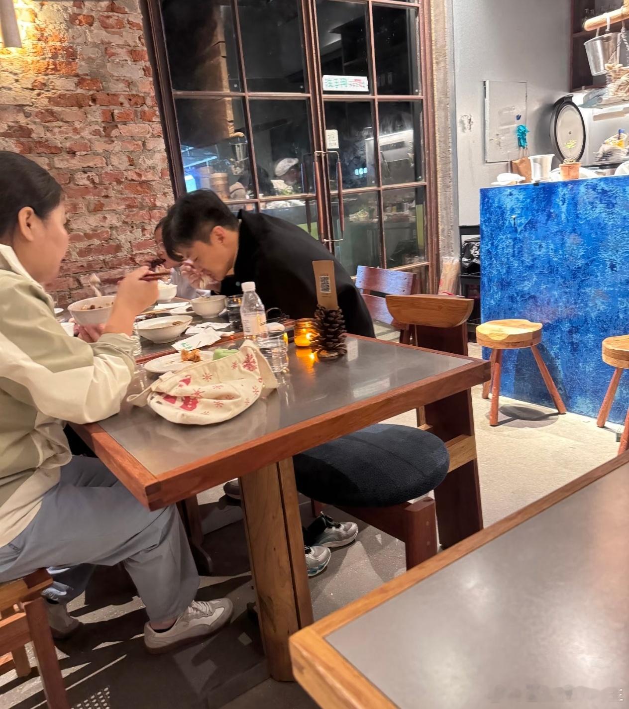 周一围带两个孩子吃饭周一围带儿子女儿吃饭周一围带两个孩子吃饭，女儿戴着眼镜儿子