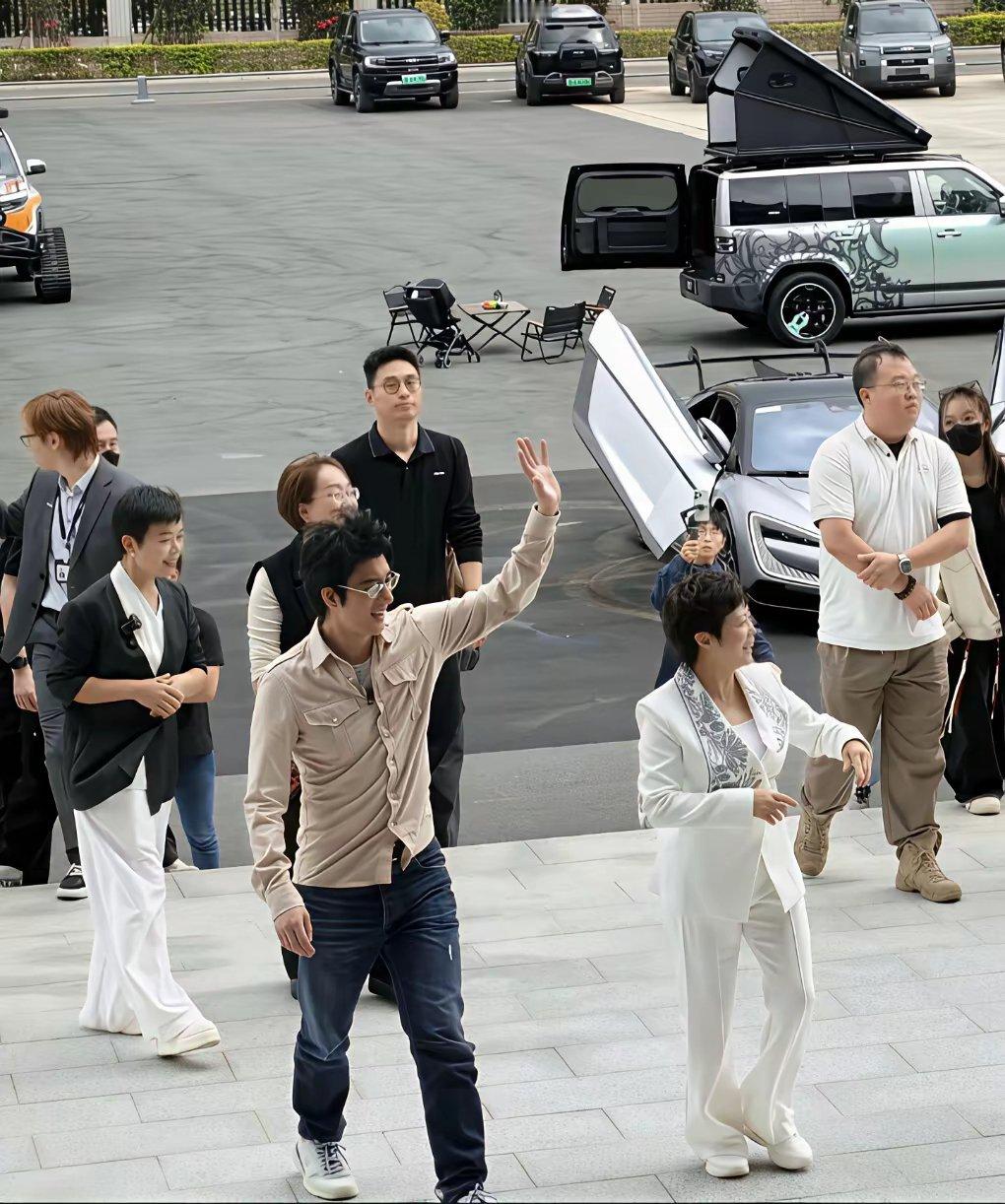 王力宏买了方程豹钛七？🤔几位高管都出动了。