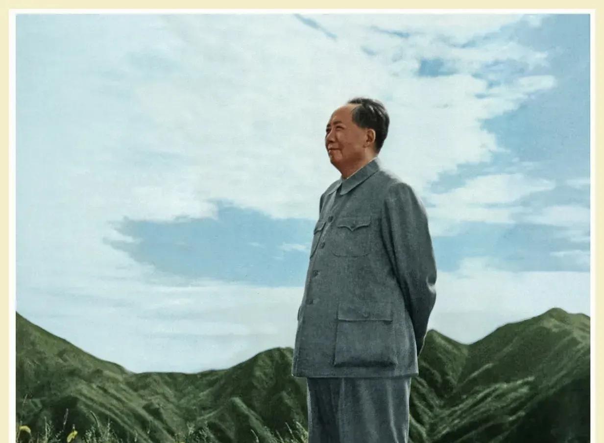 1961年8月，毛主席在庐山远眺。真可谓：会当凌绝顶，一览众山小。