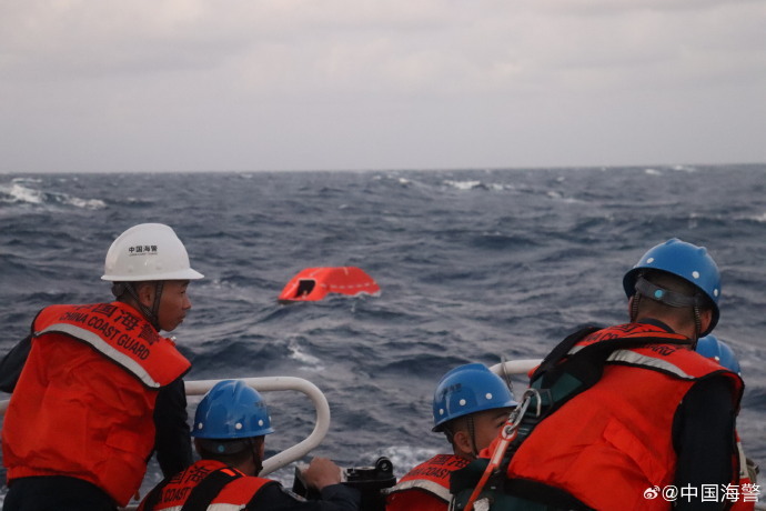 【#中国海警紧急救援菲律宾籍落水船员#，已有13人获救】据消息，1月23日1时3