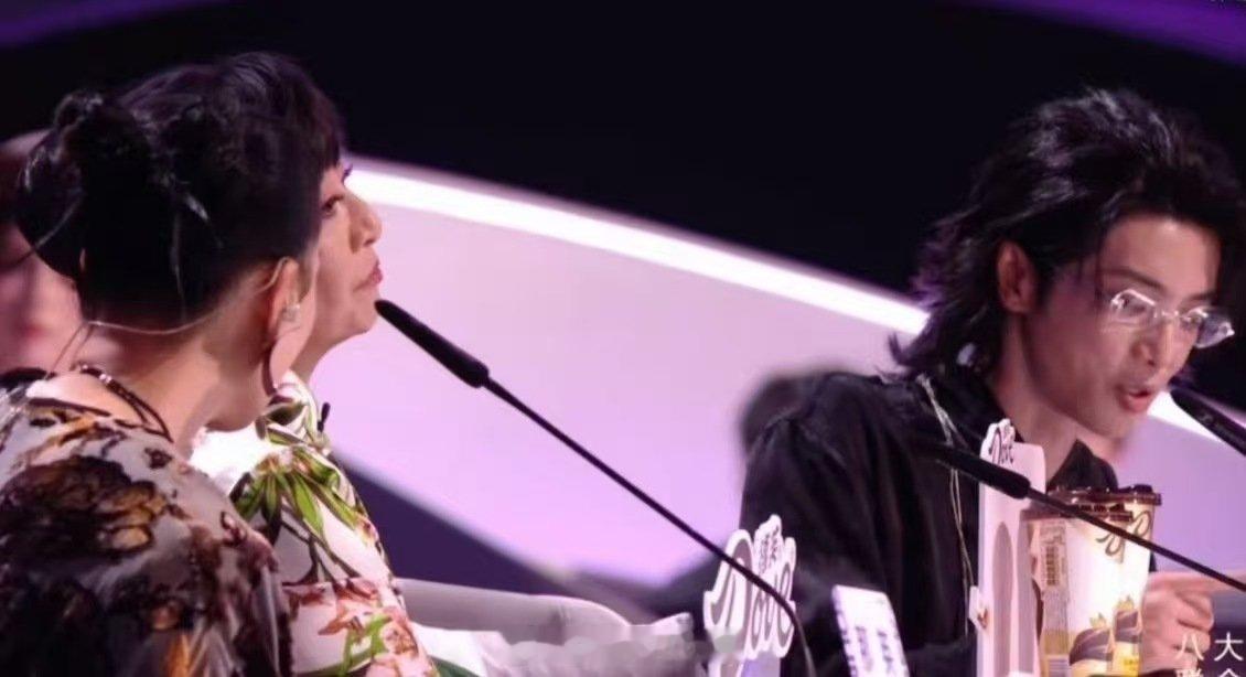 殷秀梅老师太圈粉了！那英与华晨宇有争执，她淡淡静坐中间选择弃权，用体面方式化解分