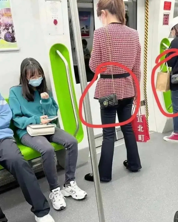 不懂她为什么还要坐地铁