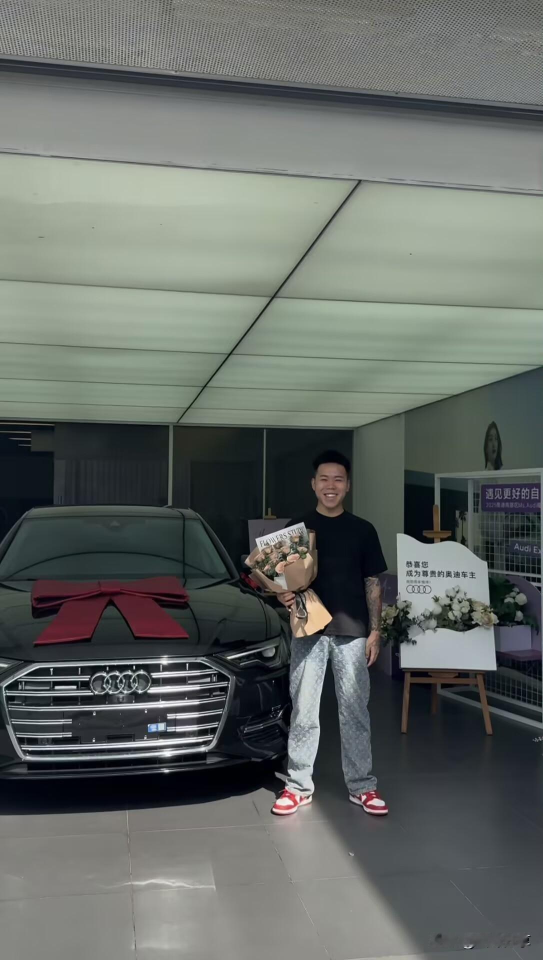外卖小哥倾尽积蓄提豪车，是圆满梦想，还是盲目冲动？近期火爆全网的外卖小哥引