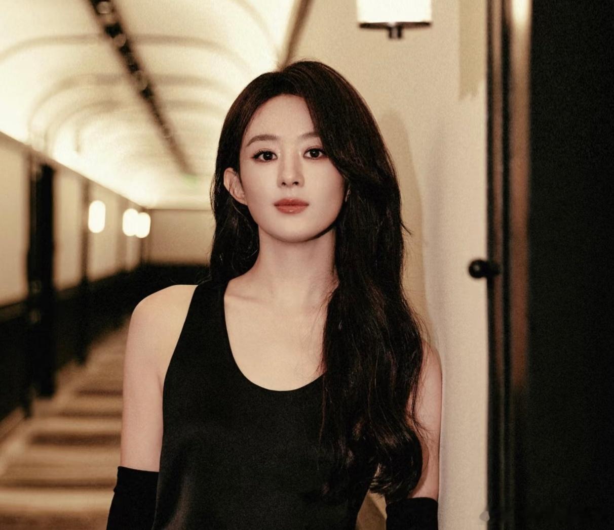 都说赵丽颖离婚后清醒，只搞事业。但很多人不知道，她每月至少安排2次，雷打不动