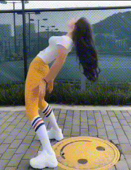 搞笑gif: 就轻轻的碰了一下, 没想到妹子这么弱不禁风