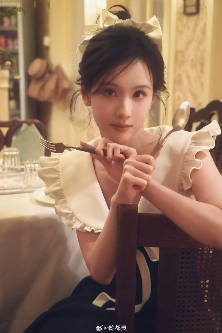 陈都灵美商陈都灵真的太懂怎么放大自己的美了，主动和妆发老师沟通点痣位置、耳饰佩