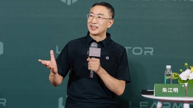 产线都落地了，车却不能在国内卖。零跑把MM-i插混电驱摆上了台面，朱江明亲口说产线已经跑起来了。可另
