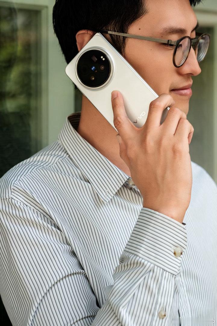 又当蓝厂的模特了，拍了一组vivoXFold6的Look，这次走的是商务