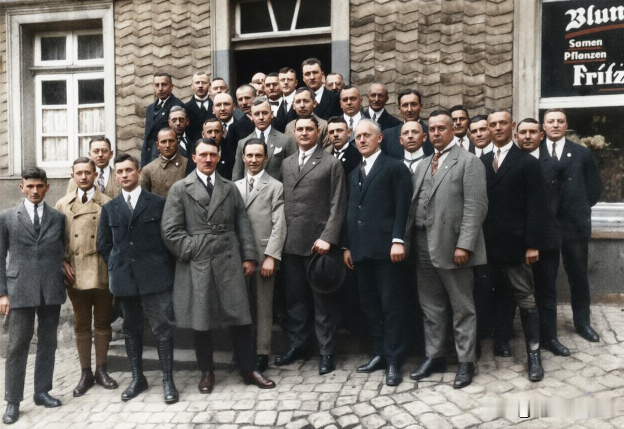 1926年11月26日，希特勒与纳粹党骨干在德国鲁尔区哈廷根。站在希特勒左手边的