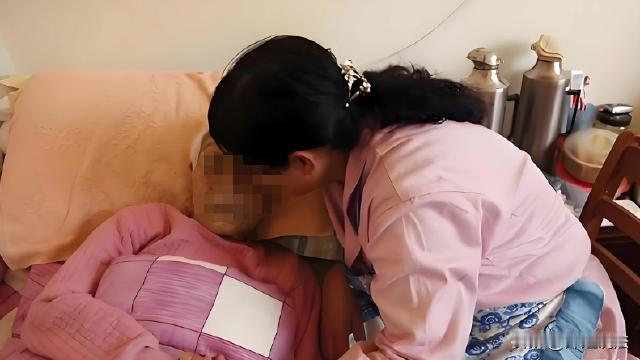 北京，一位老人在60岁的时候，因为家中保姆缺钱用，跟老人家提出只要给钱就可以睡一