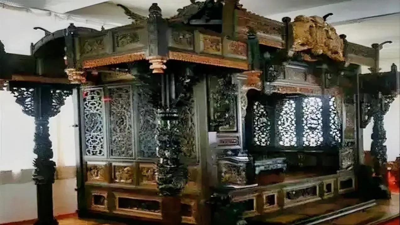 “要是给我5个亿，我就上交！”福建一男子花2000万收藏了一张龙床。那天，专家参