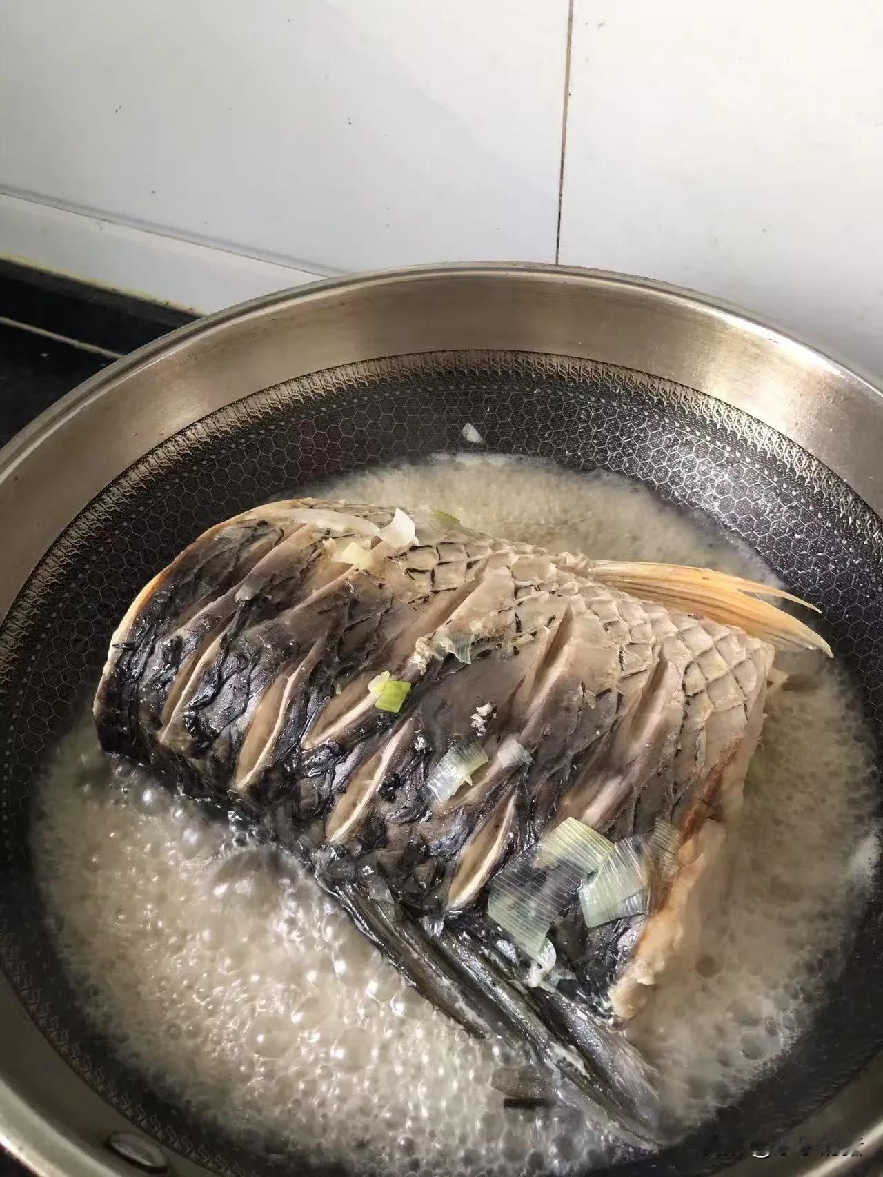 愁死了！新来了一位邻居，总是三天两头的送她家不吃的东西。今天又送了半条鱼，说她家