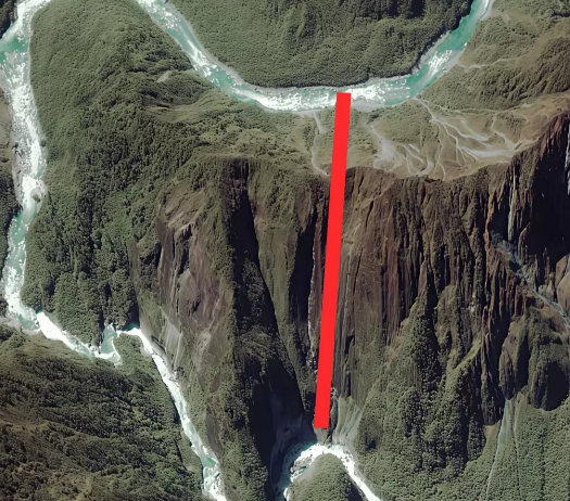 从海拔2950m趋降至海拔700m，在2250米落差的硬岩山体中打6条直径12m