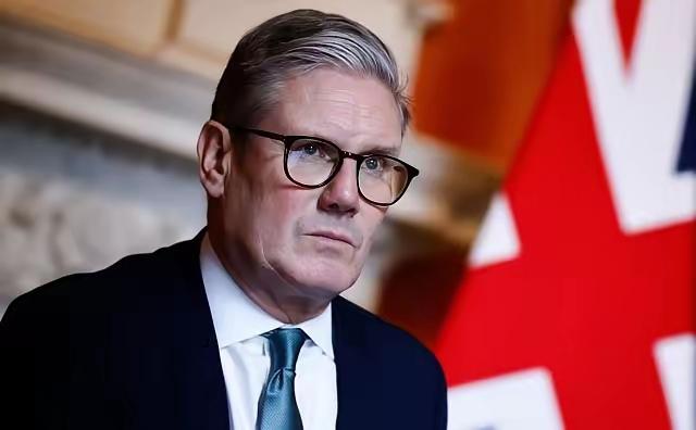 英国首相斯塔默公开表示，英国不必在美国和中国之间作出选择。斯塔默强调，他到访中