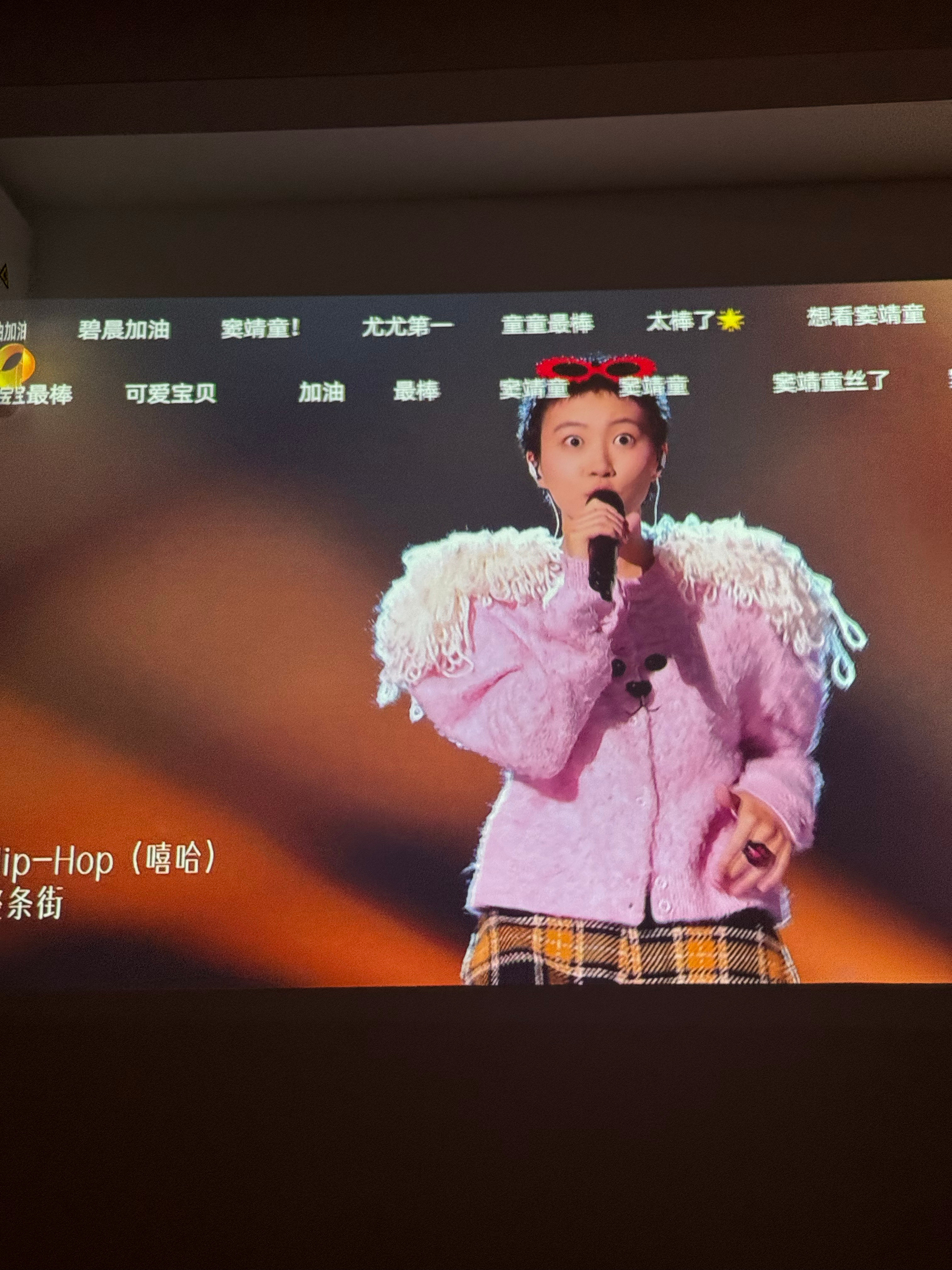 窦靖童和王菲真好爱干净的一家子，妈妈唱歌爱戴刷碗手套，女儿直接把拖布穿肩膀上了，