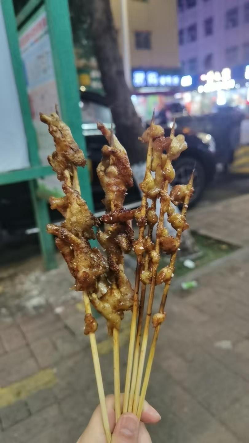 我的最爱，每次和姐妹吃烧烤必点鸡翅膀和鸡脆骨[呲牙笑][呲牙笑]。香香脆脆好好吃。吃