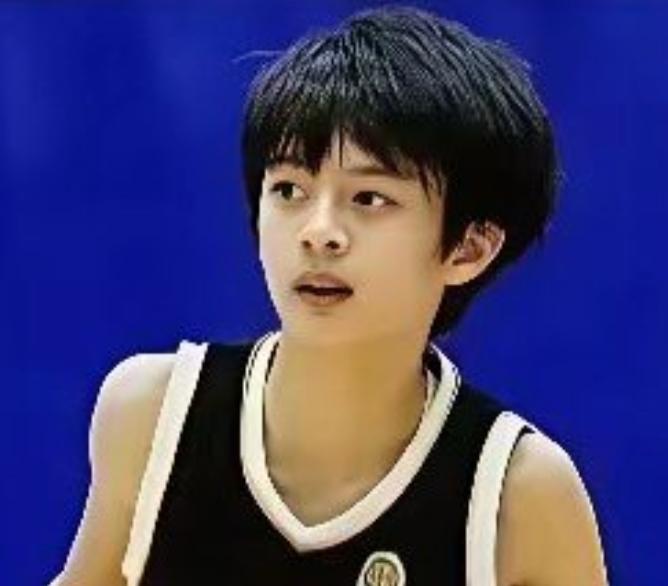 网友晒出孙俪儿子打篮球的视频，画面里小家伙活力满满，在球场上奔跑跳跃，动作有模有