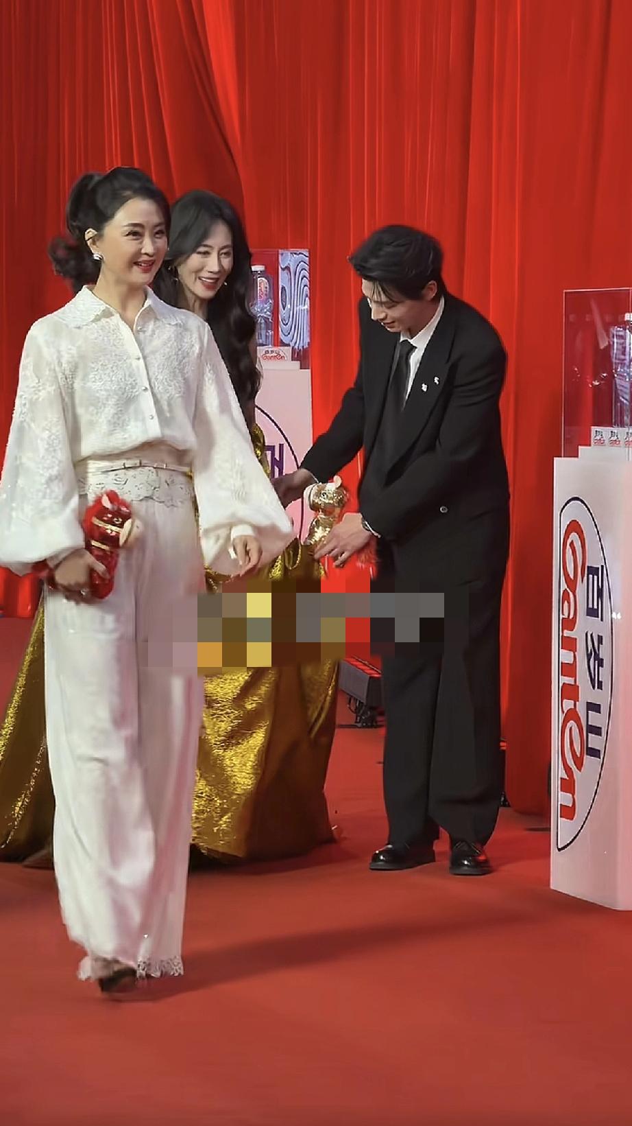 王艳过完年52岁，断崖式衰老!3月9日，王艳现身上海参加电视剧品质盛典活动，