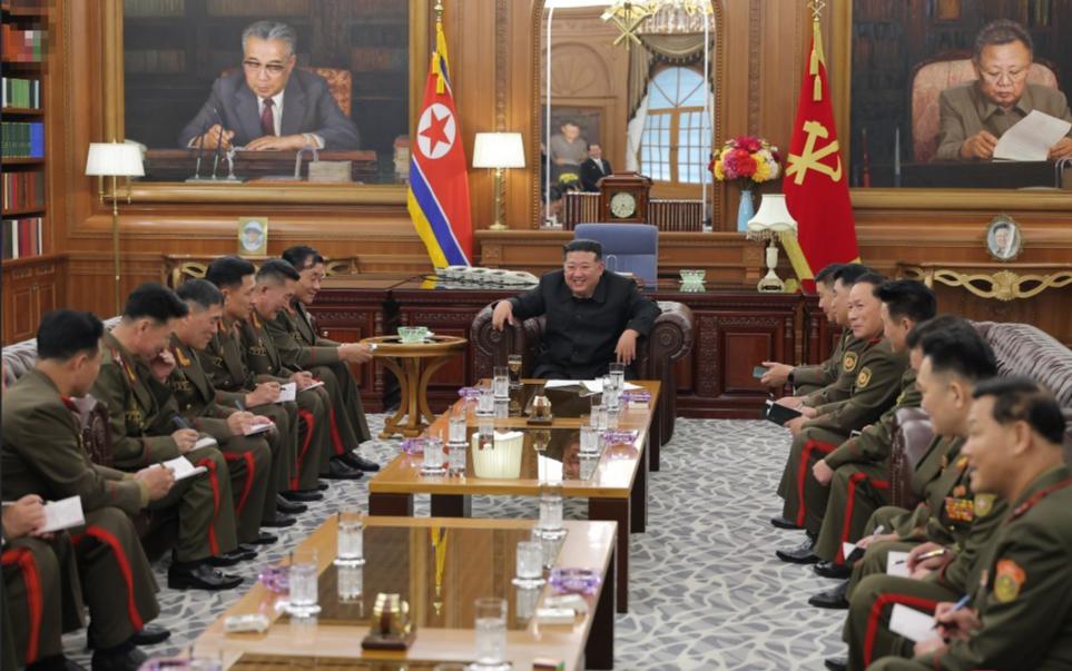 将军会见军队海外作战的主要指挥员，这些军官回国，是为参加国家的授奖仪式。东方人在