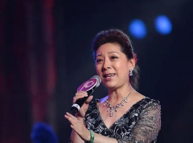 10岁那年，母亲的病逝像一块巨石砸进关牧村的生活。原本普通的农家女孩，一夜之