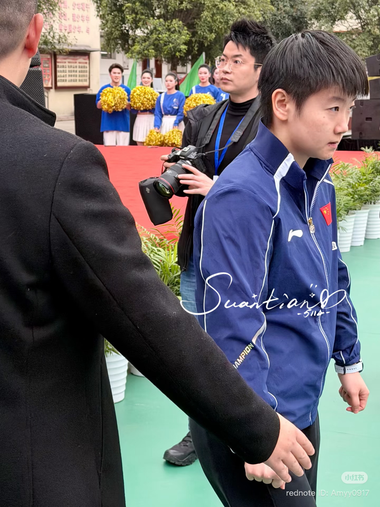 宝宝妈妈给你整整领子