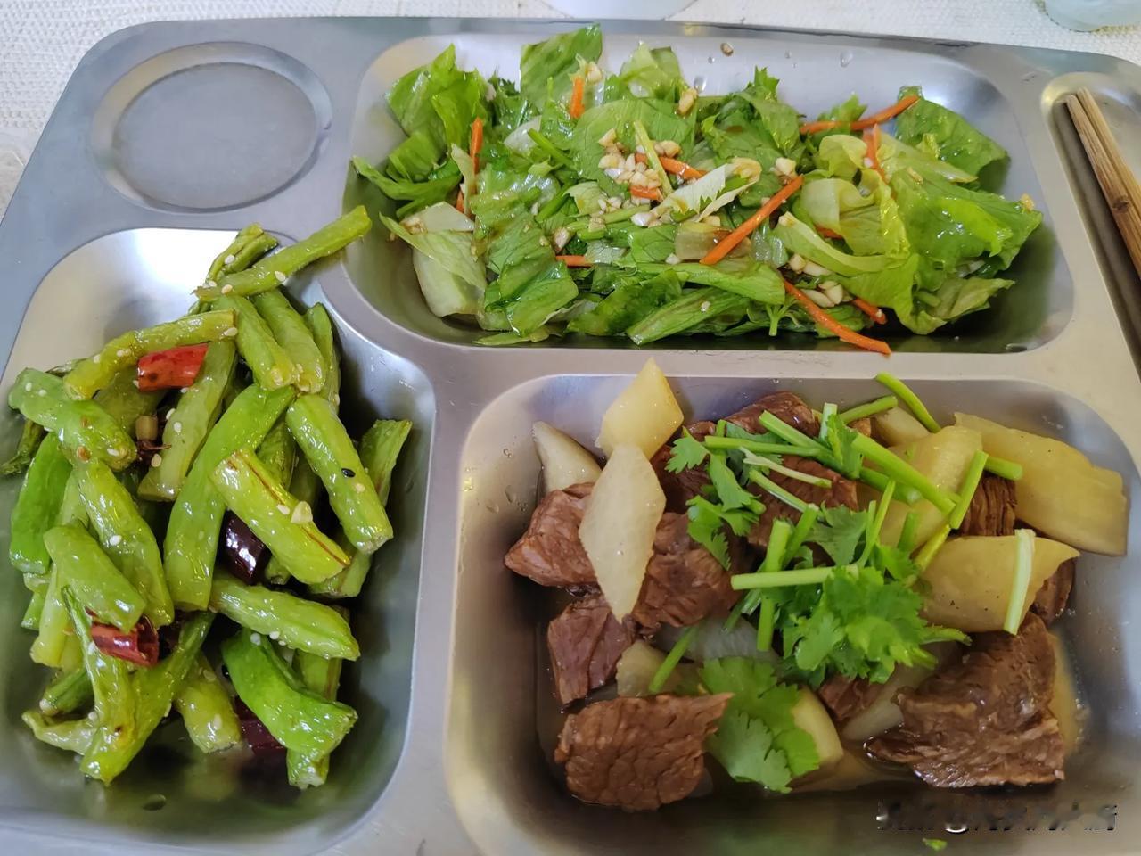 昨天聚餐剩下了好多肉肉，今天晚餐就安排的素一点，荤菜多了确实吃不下，两个小时三菜