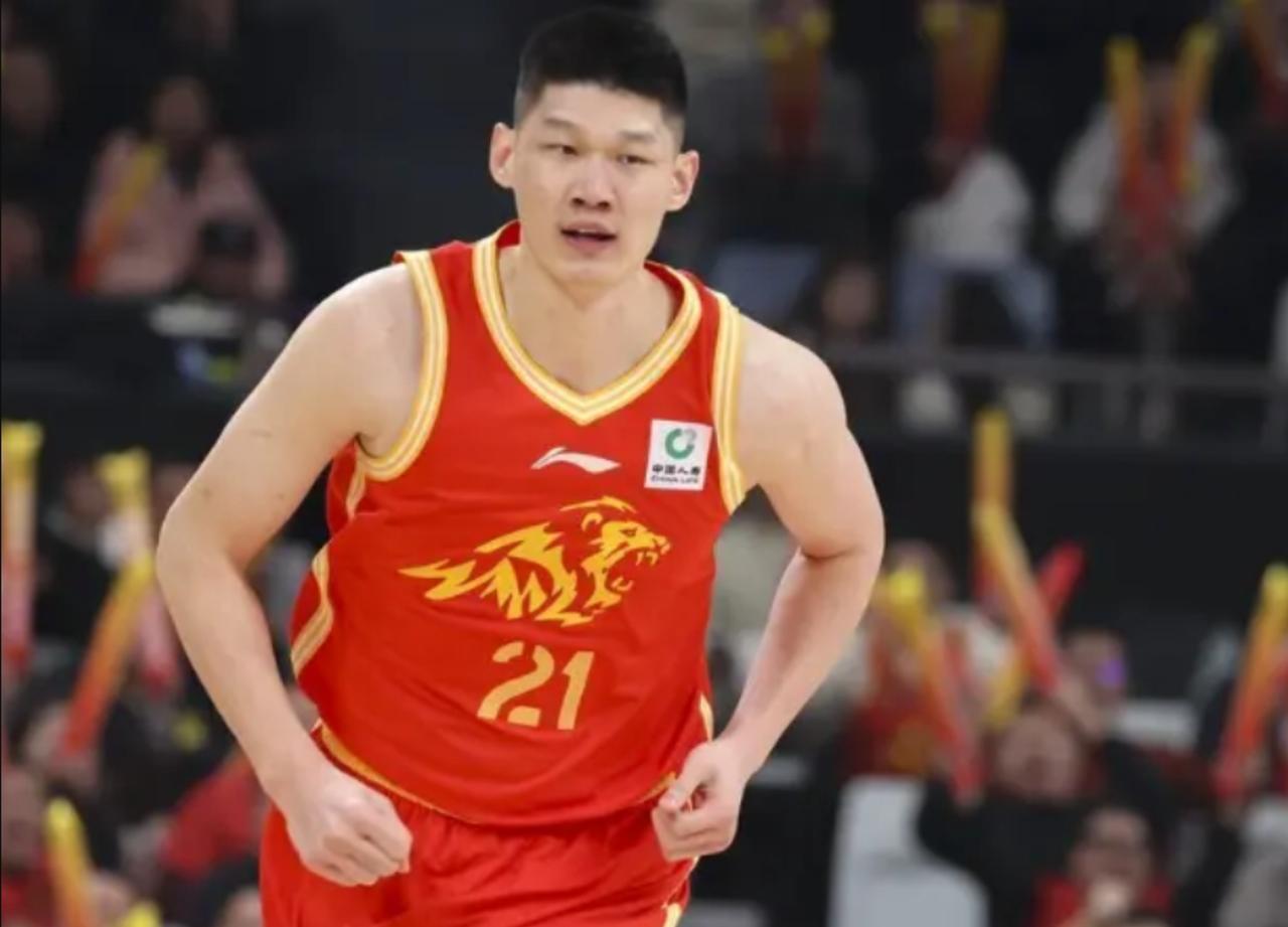 为胡金秋点赞！大秋诠释了中国男篮的竞技精神。去年男篮亚洲杯期间，中国男篮在中