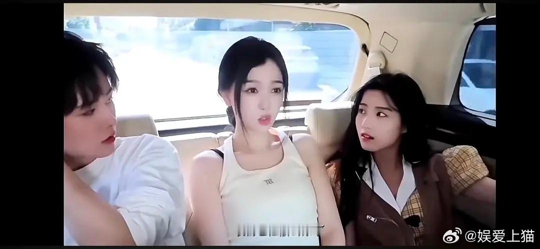 虞书欣和卢昱晓同框，衬的虞书欣好漂亮好有气质