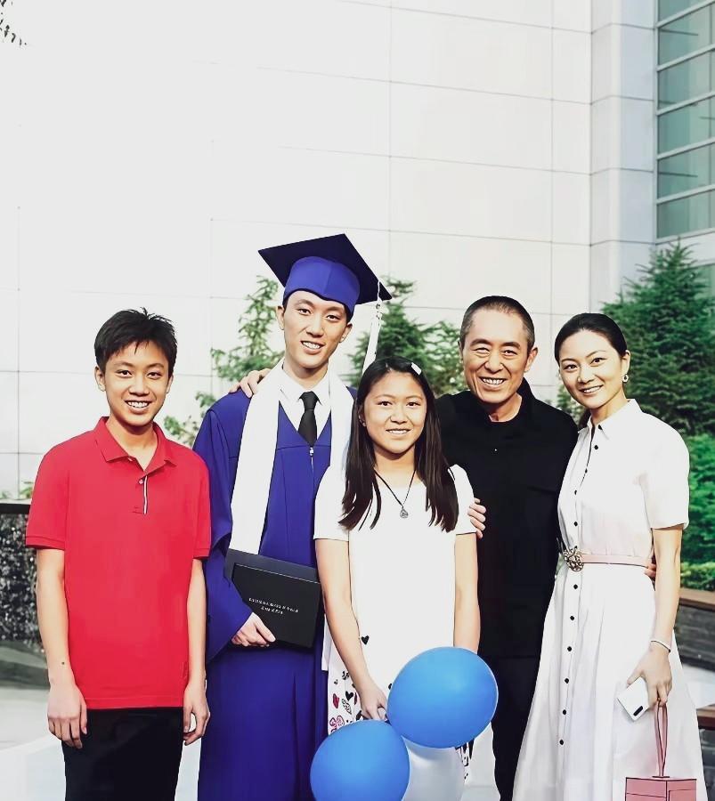 张艺谋一家五口全家福曝光，76岁张艺谋被三个娃簇拥一脸幸福笑容，身边小娇妻一袭白