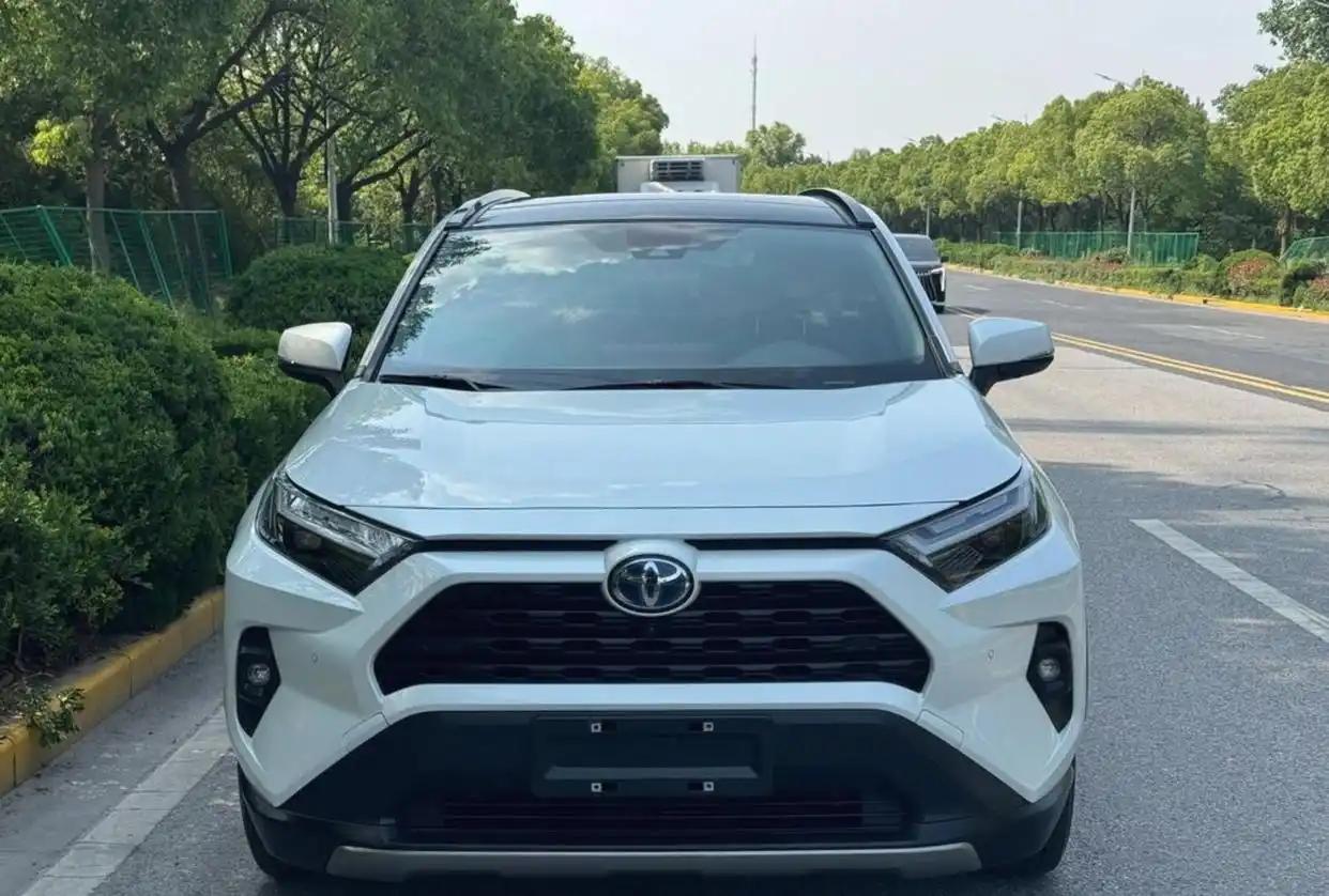 最近，全球第六代RAV4荣放（也就是咱们说的“荣放”）在中国开始交付了，这事儿备